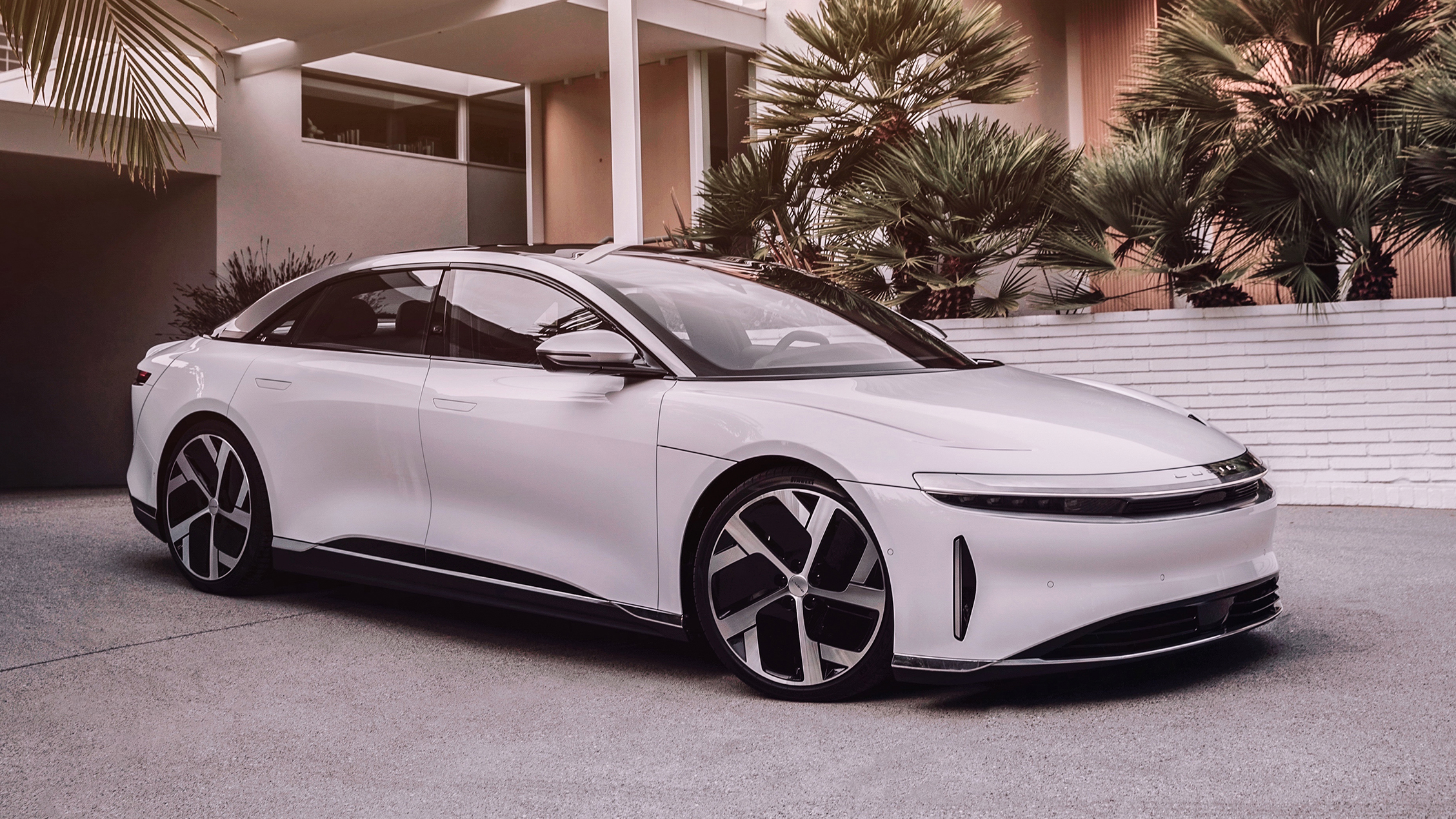 Lucid Air Range & Volvo Moves Away from Leather